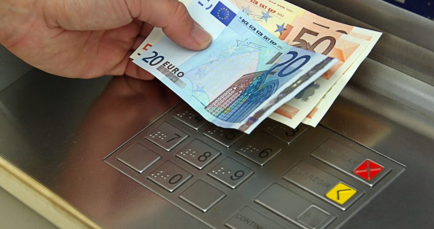 Depozitimet e parasë në bankomate u rritën me 55% në 2022-shin atm depozitim 850x450 1