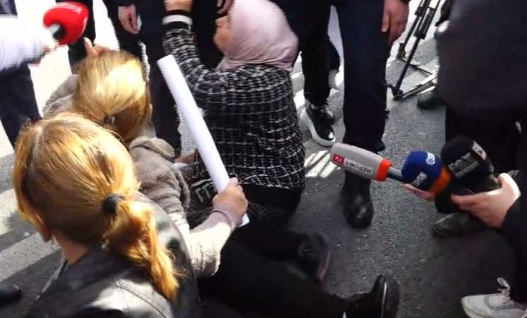 Banorët bllokojnë rrugën e Rinasit, gratë ulen në tokë. Kundërshtojnë Policinë grate shtrihen ne rruge 746x450 1