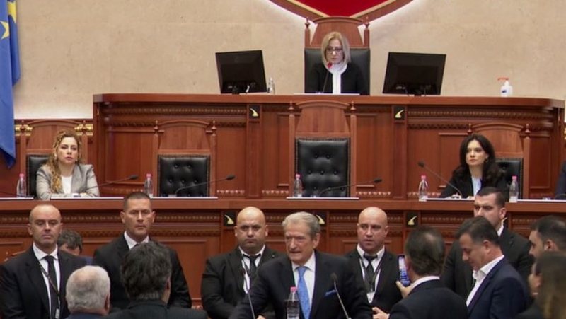 Sot ka Kuvend, të përjashtuar janë 12 deputetë. PD-ja në protestë: Edi Rama e ka vendin në burg kuvendi