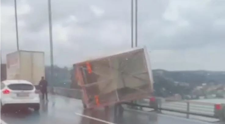 Stuhi dhe reshje të dendura bore në Stamboll, asnjë fluturim deri në mbrëmje moti i keq