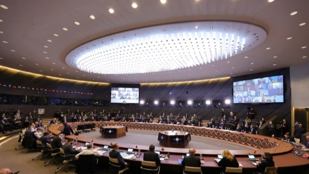 Nga tendat tek tanket, një vit i rëndësishëm për NATO-n në Ukrainë nato 30