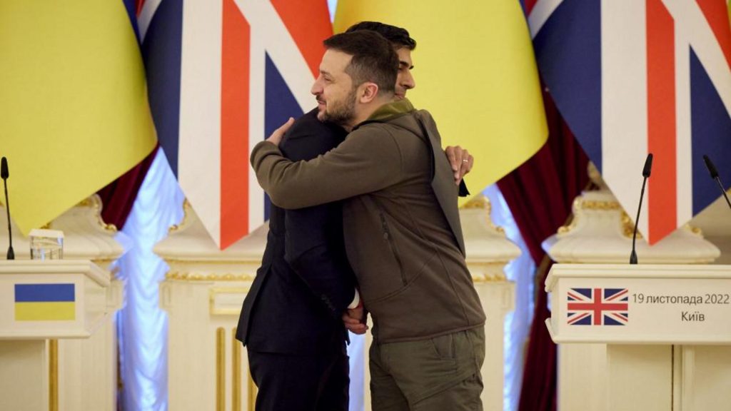 FOTO/ Zelensky mbërrin në Britaninë e Madhe p0dhfdv0