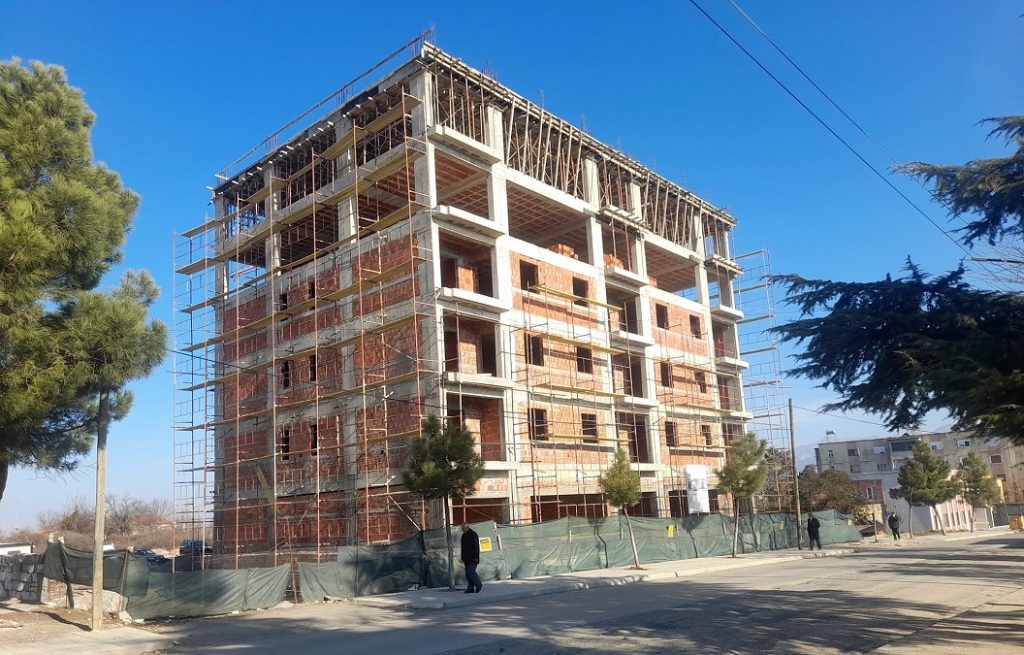 Burrel/ Drejt përfundimit pallati që do të strehojë 30 familje në nevojë pallati1 2