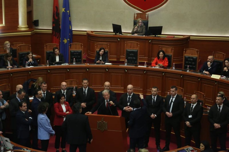 ”Dhjaks, video erotike, i ka mbushur brekët”, Parlamenti kthehet në pazar me gjuhë banale parlament berisha