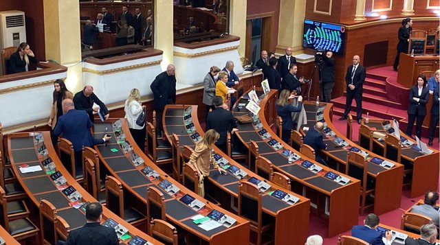 Kuvendi rrëzon kërkesën e opozitës për shkarkimin e Lindita Nikollës, opozita braktis sallën parlament opozita