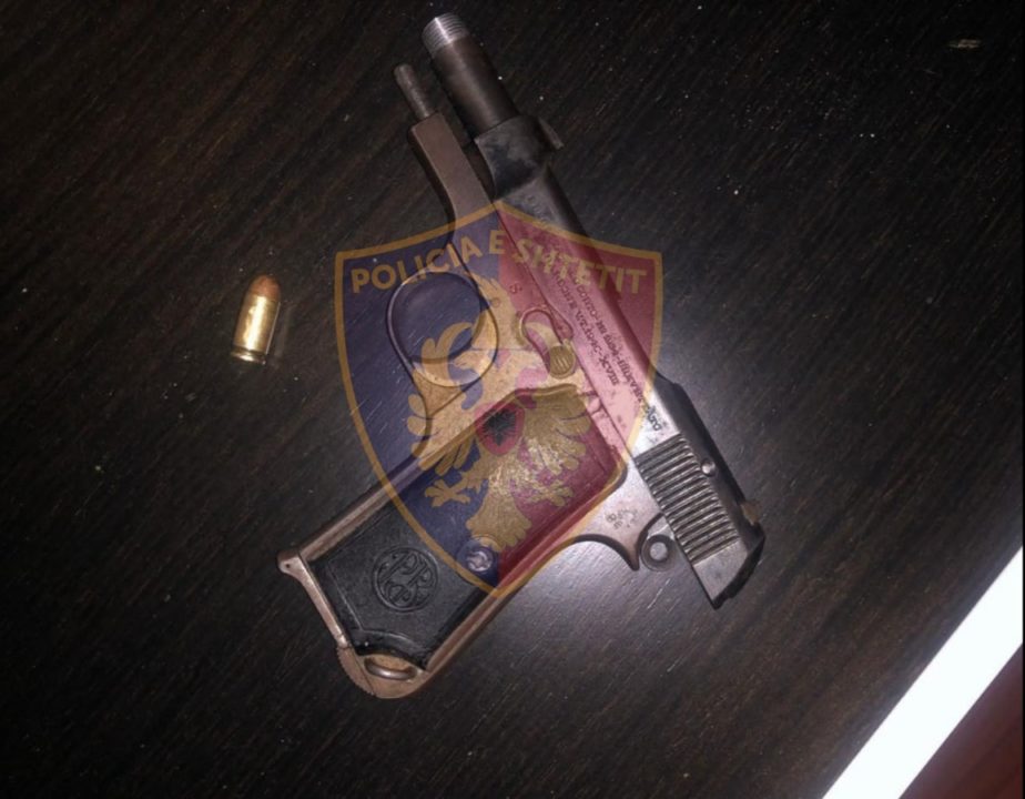 Sherr me pronarin e lokalit dhe i drejton armën, Policia arreston 49-vjeçarin shumë problematik pistolete 924x720 1