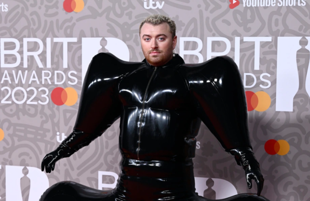Sam Smith shfaqet ndryshe në tapetin e kuq: Po zbuloj një shpirt femëror te vetja sam.