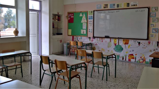 E rëndë në Greqi/ Dy fëmijë në shkollë fillore i hedhin helm miu në ujë shokut të klasës schools in greece2
