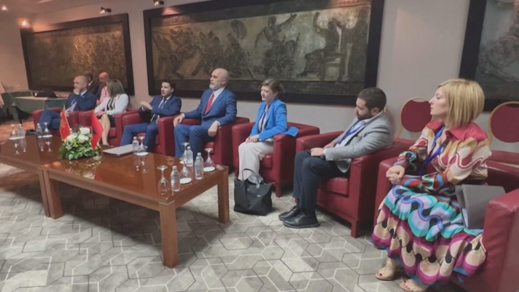 Mbledhja e përbashkët e qeverive Shqipëri-Mali i Zi. Takohen delegacionet para mbledhjes finale shqip mali 1280x720 1