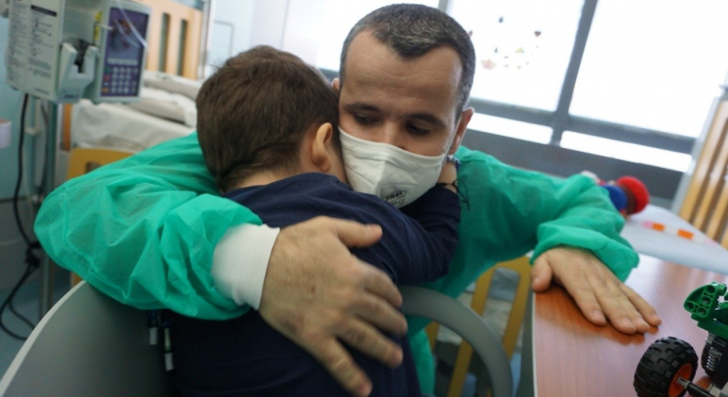 Transplanti i parë nga një donator i gjallë në Itali, babai shqiptar i dhuron mushkërinë djalit 5-vjeçar dhe i shpëton jetën transplant 1068x582 1