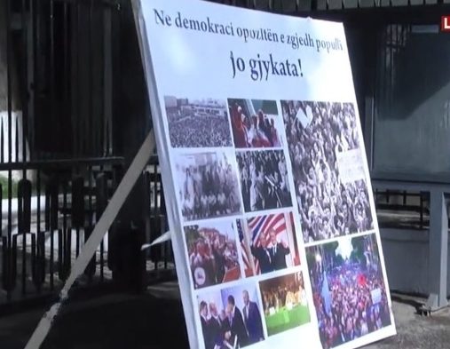 Pritet vendimi, pankarta para Apelit me fotot e Berishës: Opozitën e zgjedh populli, jo gjykata 1677835749 Screenshot1 transformed e1677836395567