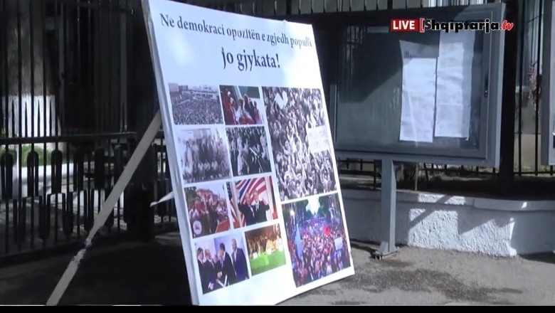Pritet vendimi, pankarta para Apelit me fotot e Berishës: Opozitën e zgjedh populli, jo gjykata 1 1677835749 Screenshot1 transformed
