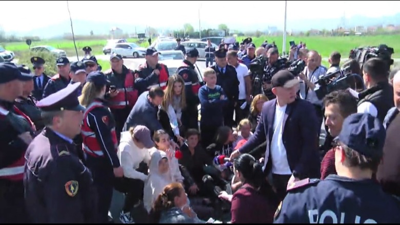 6 muaj protestë! Banorët e Bërxullës bllokojnë rrugën e Rinasit: Po bëhet një masakër e vërtetë 1679822580 Screenshot1