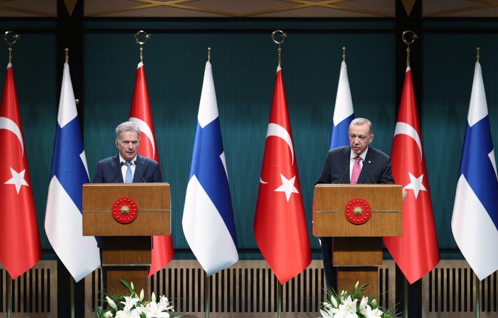 Turqia i hap rrugë pranimit të Finlandës në NATO 230317150026 erdogan niinisto 031723