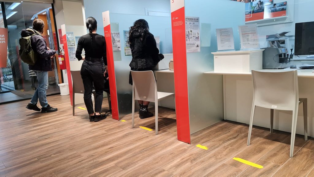 Vonesa sërish tek banka Intesa Sanpaolo, ironizon Shella: Më keq se në kohën e vajgurit, urrejnë njeriun 334969899 1306991233575353 3918094035390121196 n