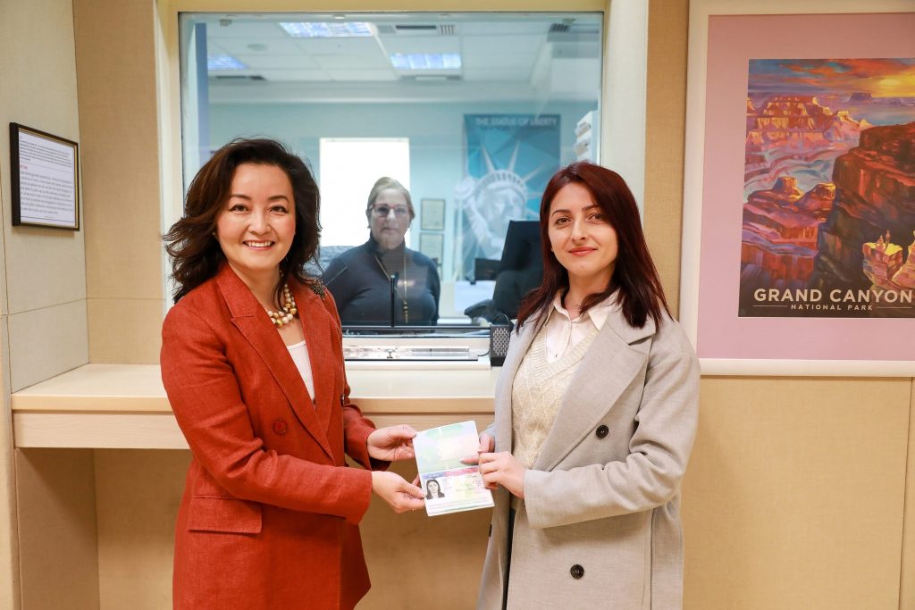 Mbi 22 mijë shqiptarë morën viza 10-vjeçare për SHBA, Yuri Kim: Respektoni rregullat dhe fitoni 339095572 619474320043363 496545981964443815 n