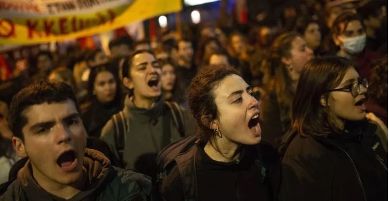 FOTO/ 44 viktima nga përplasja e trenave në Greqi, shpërthejnë protestat masive në Athinë 2 6400582364134lll
