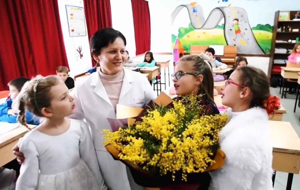 “Gëzuar 7 Marsin!” Ministrja e Arsimit uron me videon e nxënësve nga shkollat e vendit 7 marsi