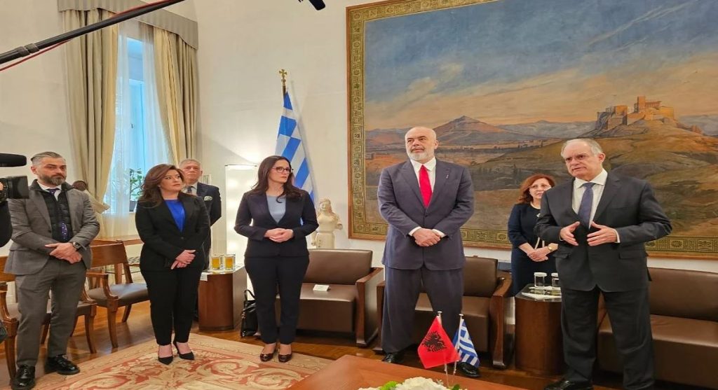 Rama në Athinë, pritet nga kryeparlamentari grek. Ai i dhuroi një shishe vere dhe libër Capture 102