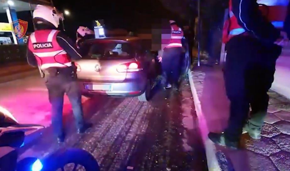 VIDEO/ Në pranga 26-vjeçari, pa patentë dhe mbante në makinë maskë e shkop metalik si të policisë Capture 117