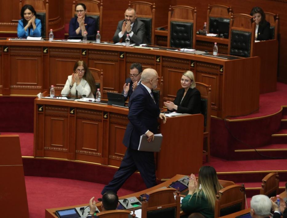 Foli 45 minuta, Rama ikën nga seanca plenare dhe i uron suksese në jetë opozitës: Takohemi më 14 Maj 1 Capture 21