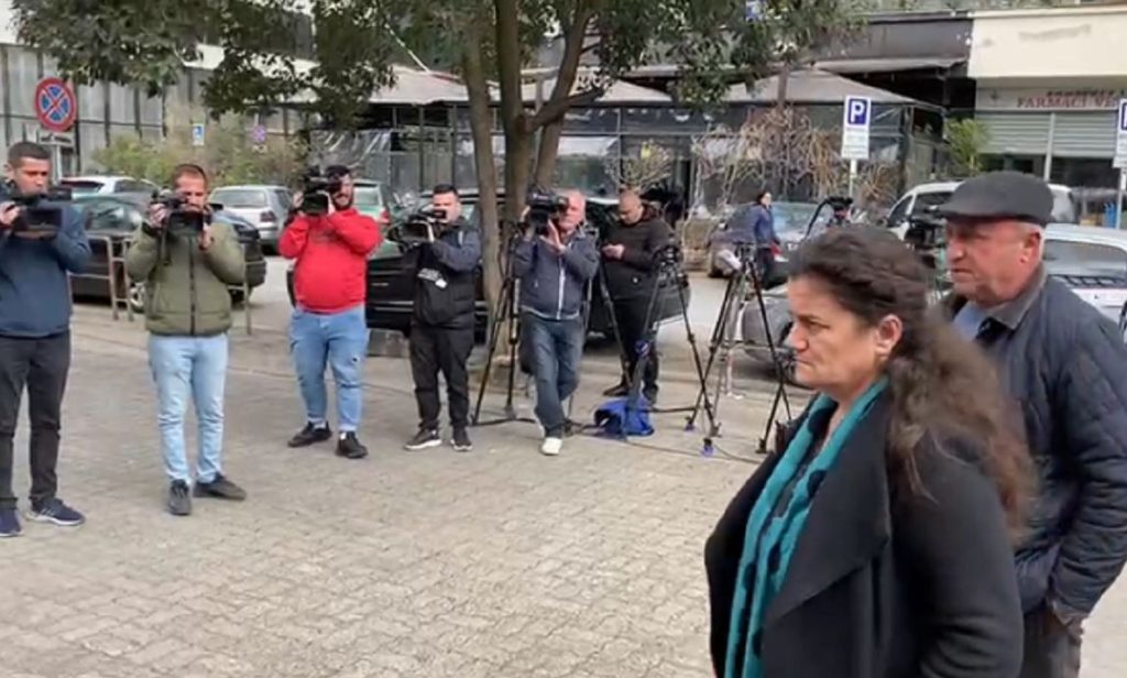 Familjarët e viktimave të Gërdecit mbërrijnë në GJKKO, sot seanca paraprake për Fatmir Mediun Capture 51