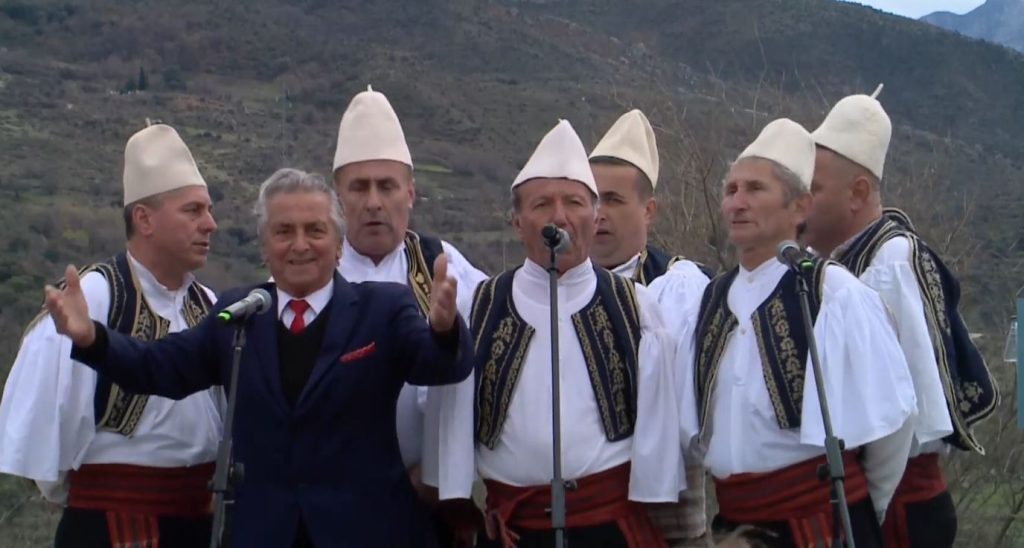 VIDEO/ Grupi polifonik i dedikon këngë Ramës: Kryeministri i Shqipërisë, si dhuratë e perëndisë Capture 80