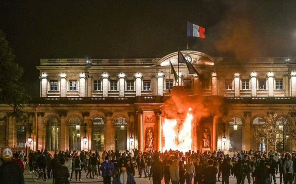 1 milionë njerëz dalin në shesh, Franca del kundër Macron. Digjet bashkia e Bordeaux Screenshot 4 17
