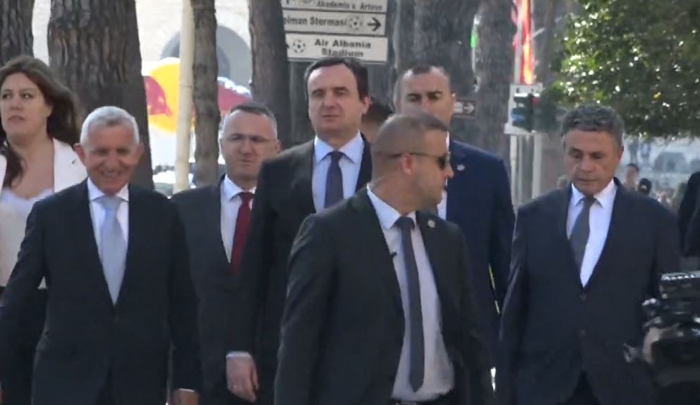 Kurti nis vizitën në Tiranë, takohet me Begajn dhe Nikollën. Drekë pune me Ramën në vilën qeveritare albin kuriiii