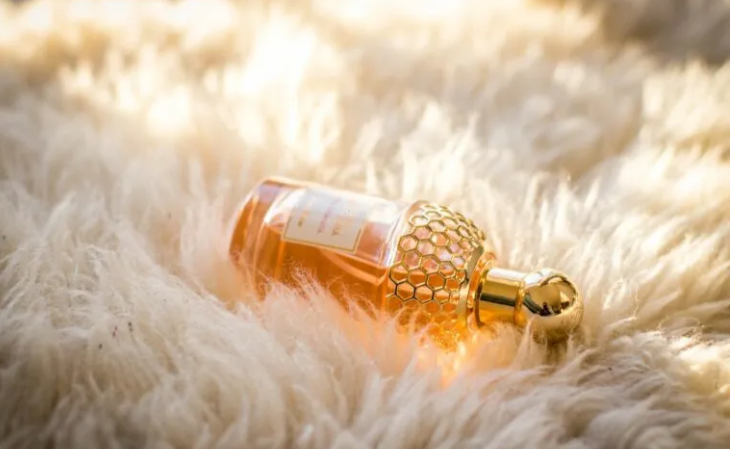 Tre sekrete që aroma e parfumit tuaj të zgjasë sa më shumë parfume