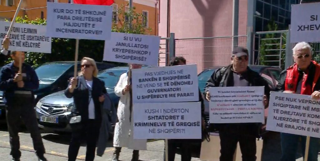 FOTO/ Protestë e heshtur para SPAK, mesazhet pikante përmes pankartave protesta para spak