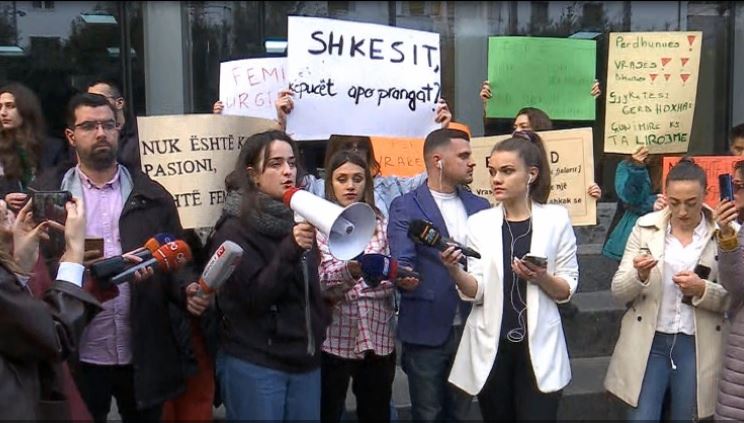 Vrasja e tre grave, protestë para Ministrisë së Drejtësisë proteste