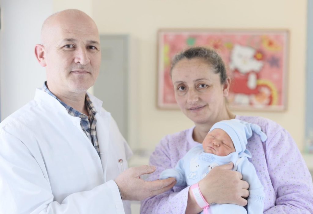 Pas 25 vitesh pritje, Lindita sjellë në jetë fëmijën e parë në Maternitetin “Koço Gliozheni” 341709551 201850209275350 976294592566739812 n
