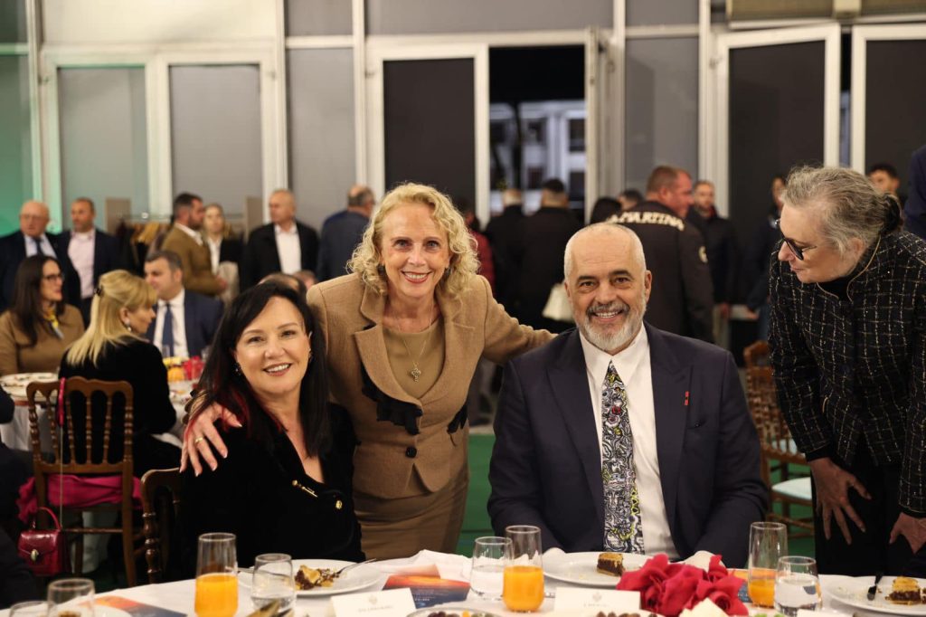 Rama publikon foto nga darka e iftarit 342047588 644020177563574 2070775601607191936 n