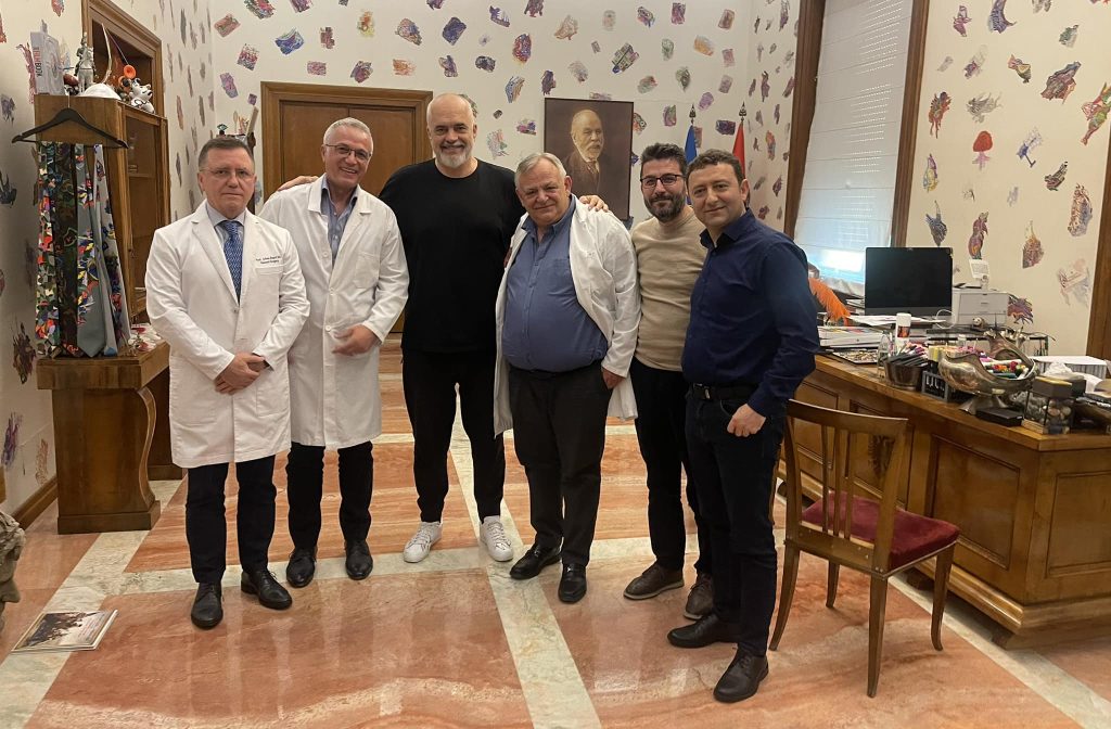 VIDEO/ Rama bisedë me stafin mjekësor, i bëjnë dhuratë çipin që tregon që të gjithë operacionin 343080018 785506856139564 8017727476023254129 n