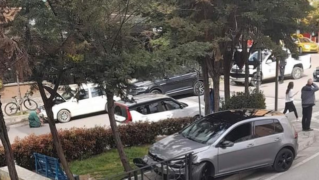 Aksident në Tiranë/ Shoferi humb kontrollin e mjetit dhe përfundon në trotuar 640 0 1681137043xaksident 247