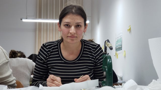 Jeta e varfër mes gurëve të çmuar. Valmira, vajza që punon me firmat e luksit në Tiranë 640 0 a8cdffe25db5c68fd2e624eff8432381