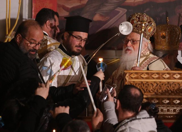 Sot festohet Pashka, besimtarët ortodoksë pritën në mesnatë ngjalljen e Krishtit 640 0 pashket ortodokse 13 1681625989