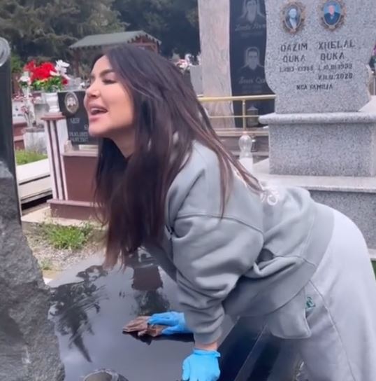 Skandal në varreza/ Megi Pojani dredh të pasmet dhe tallet mbi varrin e familjares së saj Capture 104