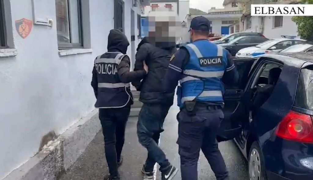 Dhunoi motrën që ishte me urdhër mbrojtje, arrestohet në Elbasan 35-vjeçari në kërkim Capture 115