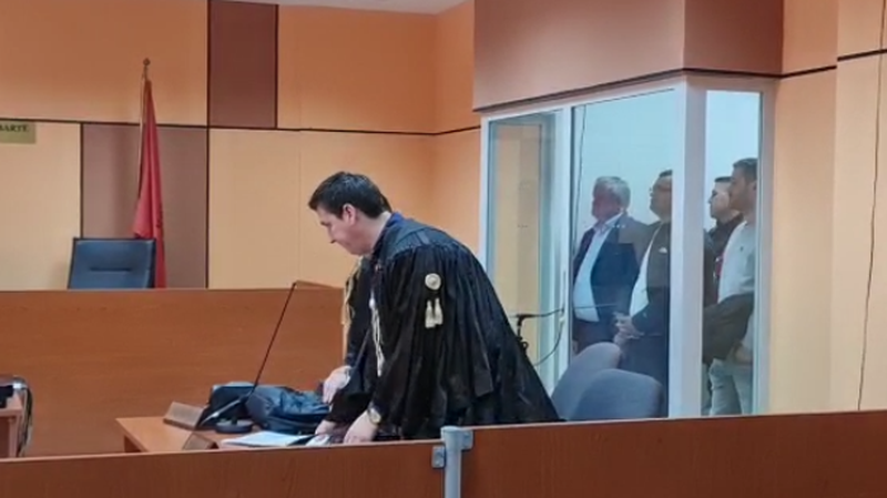 “Tërhiqu ose do të vrasim ty dhe familjarët e tu”/ Lihen në burg babë e bir që kërcënuan me jetë biznesmenin për një tender Eraldo Myftaraj