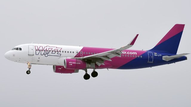 Kompania Wizz Air braktis pasagjerët në Rinas, shtyhen 2 udhëtime drejt Italisë! Mbi 9 orë pritje për në Milano, mbi 6 orë për në Romë Kompania Wizz Air