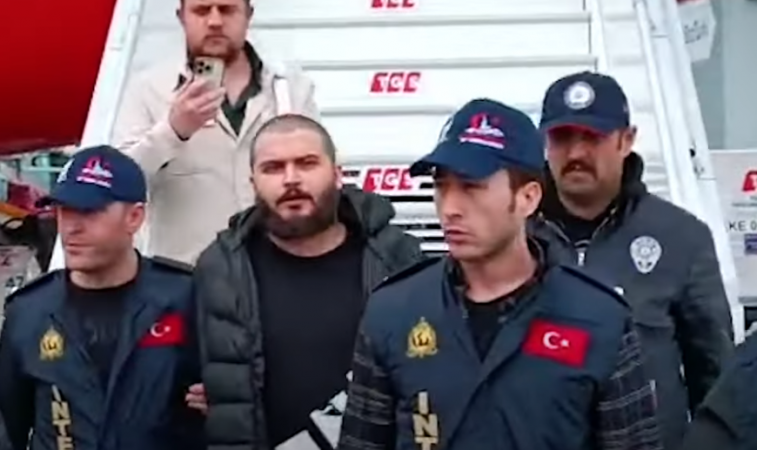 VIDEO/ Pas ekstradimit, bosi i kriptomonedhave mbërrin në Turqi, mediat nxjerrin pamjet Ozer 1 757x450 1