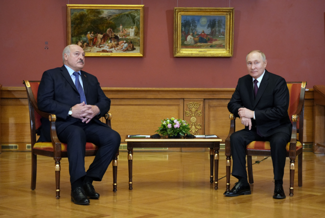 Putin njoftoi vendosjen e armëve bërthamore, Ukraina: Do të forcojmë mbrojtjen përgjatë kufirit me Bjellorusinë Putin Lukashenko 671x450 1