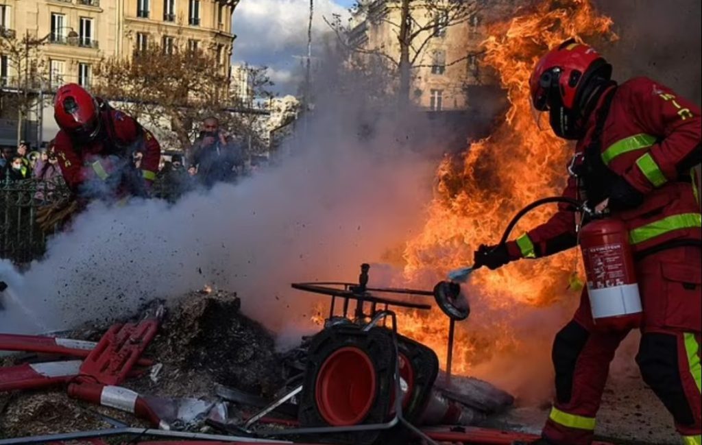 Vijojnë protestat e forta në Francë kundër reformës së pensioneve, valë arrestimesh nga policia Screenshot 17 2 1136x720 1