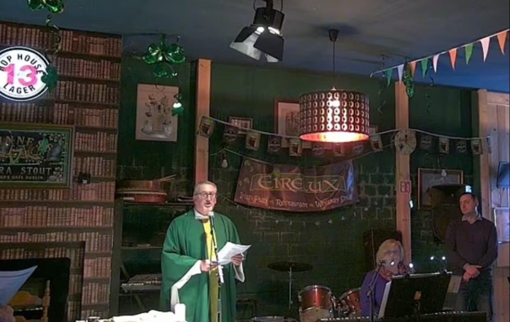 Një meshë e pazakontë, besimtarët në pub Screenshot 2 17 1139x720 1
