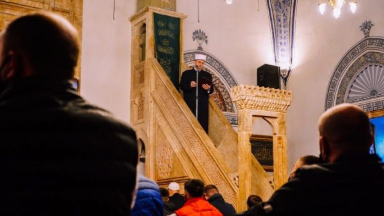 Falet Bajrami në Prishtinë, Myftiu i Kosovës uron qytetarët: Braktisja e vendit jo zgjidhje, e kemi obligim angazhimin për shtetin TERNAVA 1 770x433 1