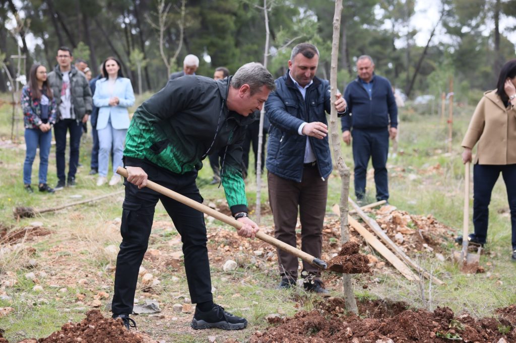 Lista e këshilltarëve të PS-së nis fushatën me mbjellje pemësh, Gjiknuri: Kjo skuadër garanci që Elbasani nuk do të ndalet! 3 WhatsApp Image 2023 04 10 at 16.11.08 3