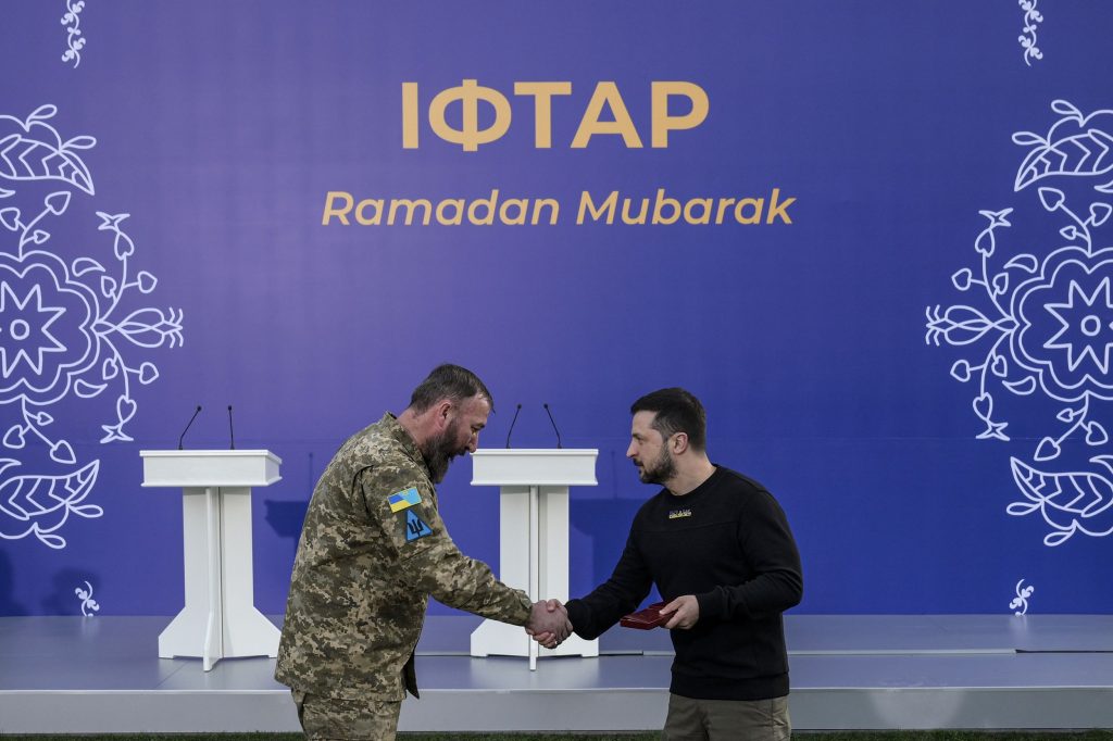 Zelensky shtron iftar për luftëtarët myslimanë, iu jep medalje nderi Zelensky