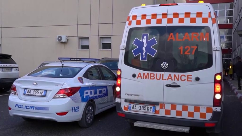 Përplaset makina më motorin në Elbasan, 3 të plagosur ambulanca 2 1